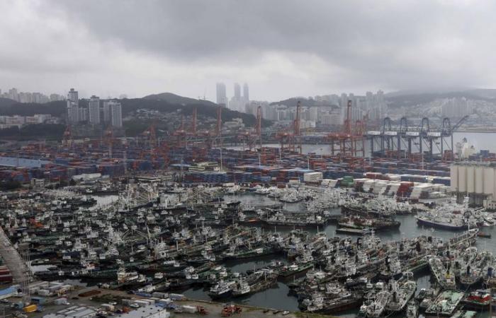Ferries suspended and classes canceled in eastern China as Typhoon Hinamnor hits