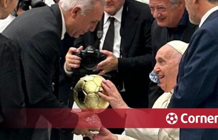 Stoichkov presented the Ballon d’Or to Pope Francis and stole the show on the field (video)