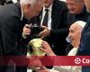 Stoichkov presented the Ballon d’Or to Pope Francis and stole the show on the field (video)